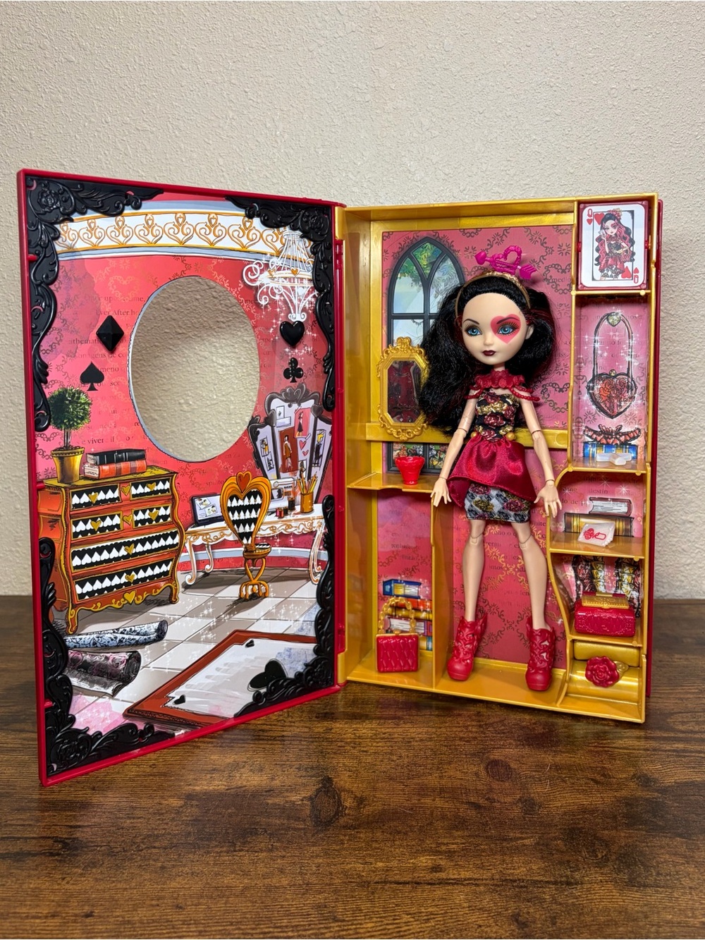 2014 Mattel Ever After High Lizzie Hearts Articulated Doll 11in With Book Case